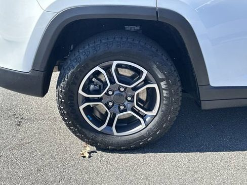 Certified 2022 Jeep Grand Cherokee Trailhawk w/ Luxury Tech Group III image 21