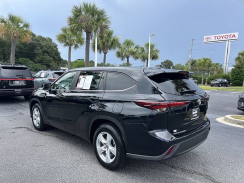 Used 2024 Toyota Highlander LE FWD image 8