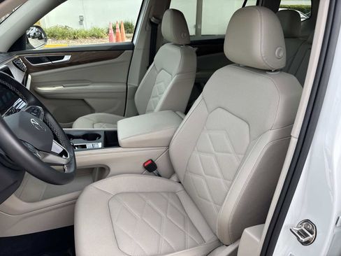 Used 2025 Volkswagen Atlas SE image 21