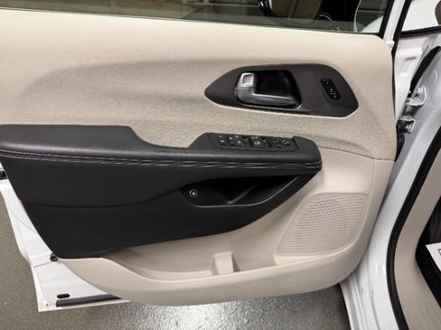 Used 2024 Chrysler Pacifica Limited FWD image 9