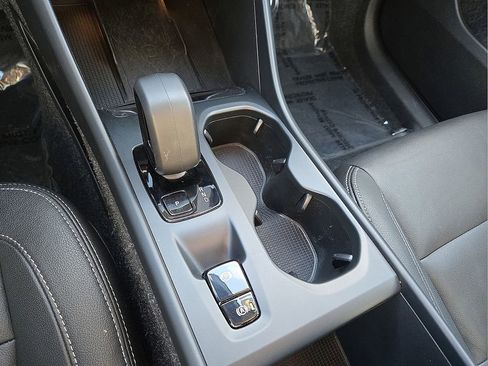 Certified 2025 Volvo XC40 B5 Core image 30