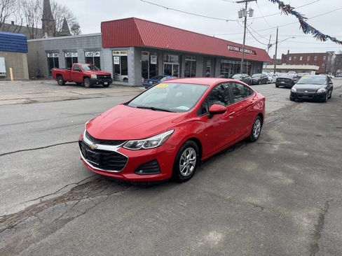 Used 2019 Chevrolet Cruze Sedan image 1