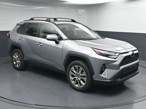 Used 2022 Toyota RAV4 XLE Premium FWD image 1