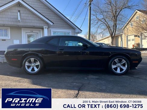 Used 2017 Dodge Challenger SXT image 8