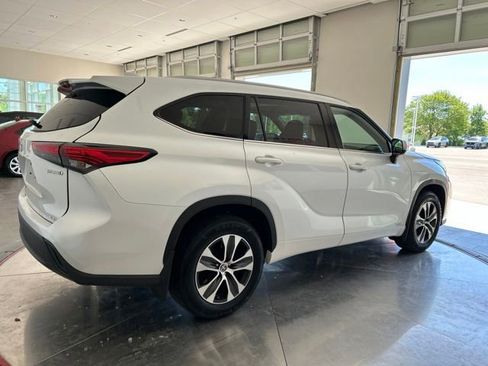 Used 2022 Toyota Highlander XLE AWD/4WD image 7