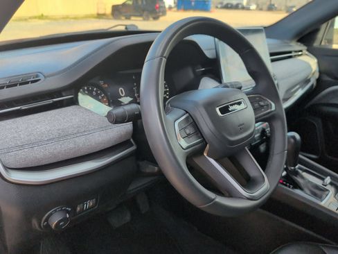 Used 2024 Jeep Compass Latitude AWD/4WD image 11