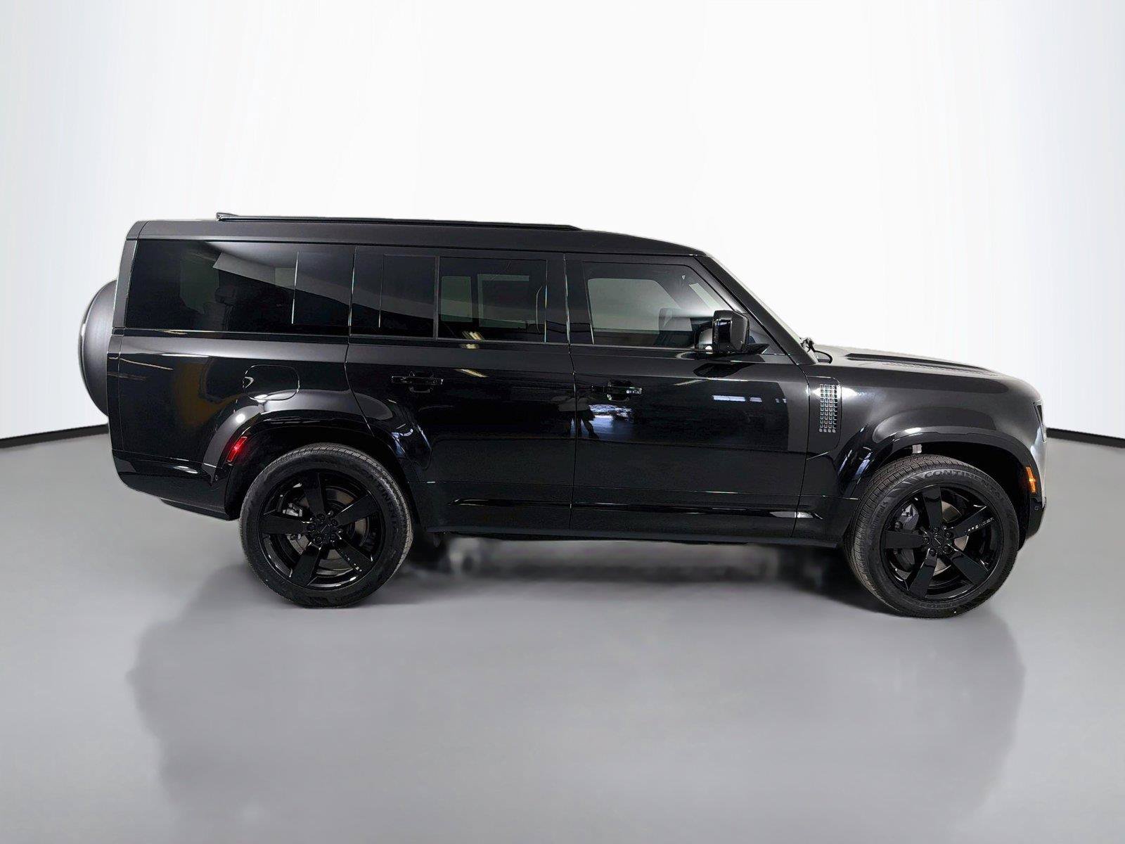 New 2026 Land Rover Defender 130 X-Dynamic SE AWD/4WD image 4
