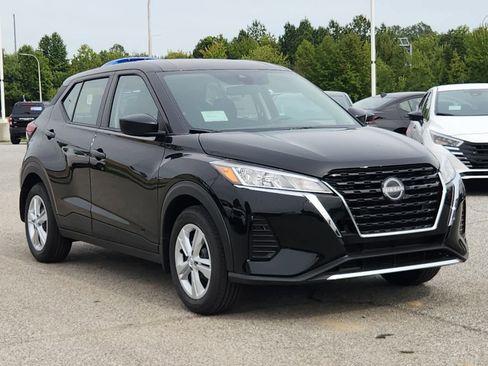 New 2025 Nissan Kicks Play S image 2