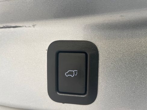 Used 2019 Toyota Highlander Limited image 17