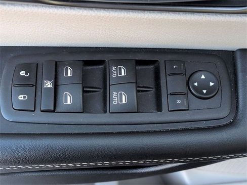 Used 2023 Chrysler Pacifica Touring-L image 25