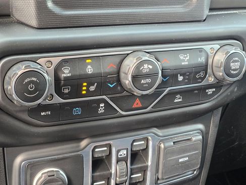 Used 2023 Jeep Wrangler Unlimited w/ Cold Weather Group image 34