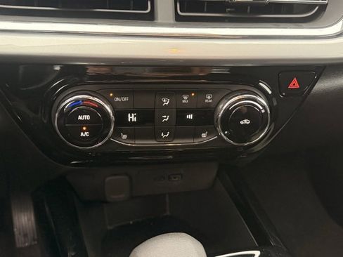 Used 2025 Chevrolet Trax LT w/ LT Convenience Package image 18
