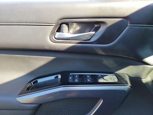 Used 2023 Nissan Pathfinder SL image 17