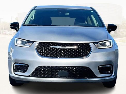 Used 2024 Chrysler Pacifica Touring-L image 2