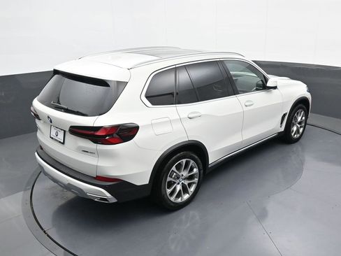 New 2025 BMW X5 xDrive40i w/ Parking Assistance Package image 40