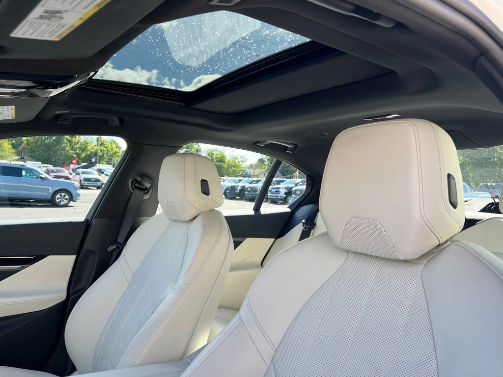 Used 2024 BMW 530i xDrive w/ Convenience Package AWD/4WD image 4