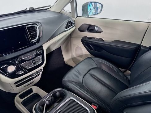 Used 2022 Chrysler Pacifica Touring-L FWD image 23