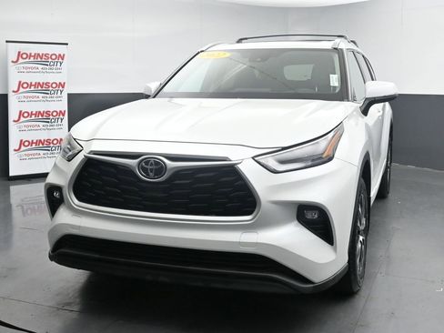 Used 2022 Toyota Highlander XLE AWD/4WD image 4
