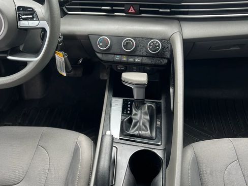 Used 2023 Hyundai Elantra SE FWD image 13