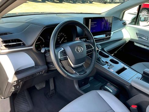 Certified 2025 Toyota Sienna XLE image 18