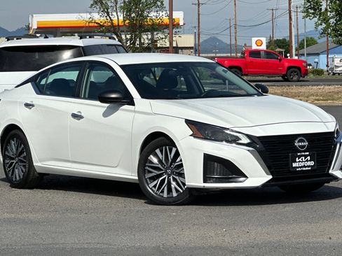 Used 2025 Nissan Altima 2.5 SV FWD image 2