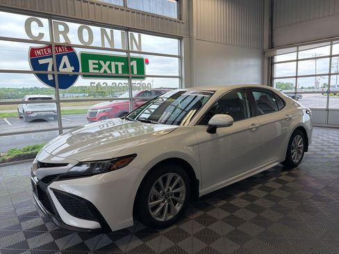 Used 2024 Toyota Camry SE FWD image 3