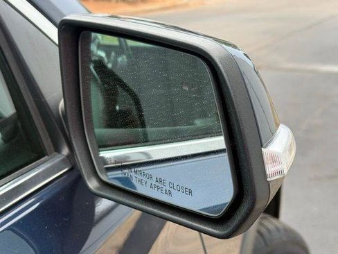 Used 2023 Chevrolet Traverse LT image 16