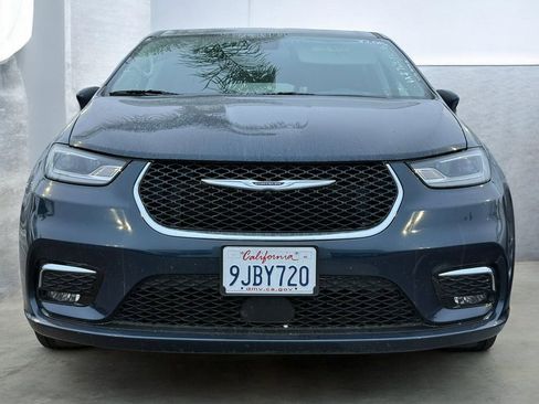 Used 2023 Chrysler Pacifica Touring-L image 2