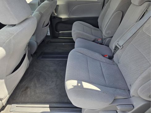 Used 2018 Toyota Sienna LE FWD image 27