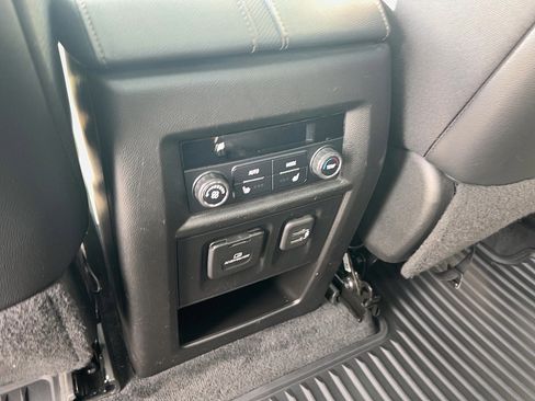 Used 2022 Chevrolet Traverse Premier image 24