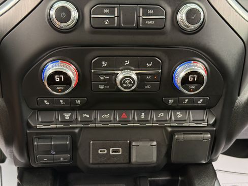 Used 2022 GMC Sierra 2500 AT4 w/ AT4 Preferred Package AWD/4WD image 17