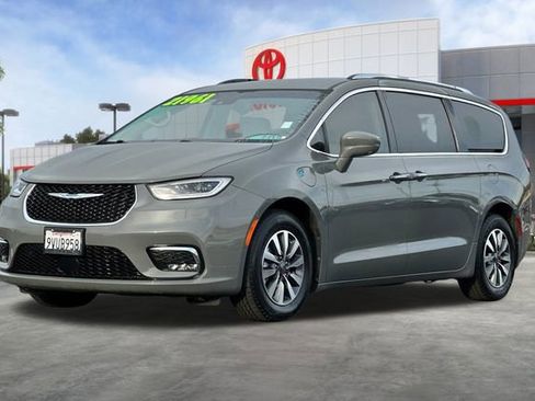 Used 2021 Chrysler Pacifica Touring-L image 9