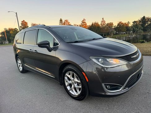 Used 2018 Chrysler Pacifica Touring-L Plus w/ Advanced Safetytec Group image 2