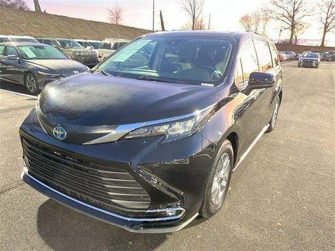 Used 2024 Toyota Sienna XLE image 12