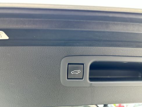 Used 2020 Toyota Highlander XLE AWD/4WD image 22