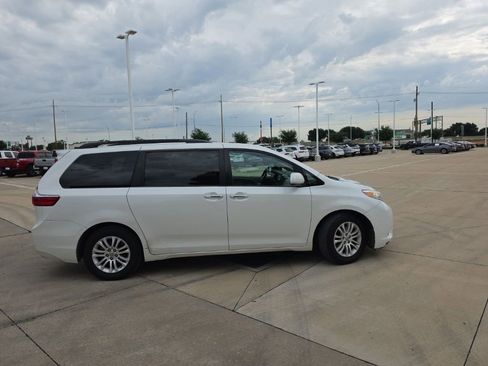 Used 2017 Toyota Sienna XLE Premium FWD image 2