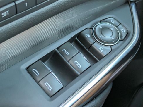 Used 2025 Cadillac XT4 Premium Luxury image 23