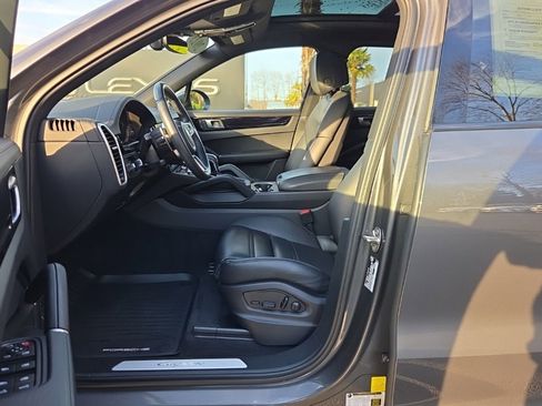 Used 2023 Porsche Cayenne Platinum Edition image 4