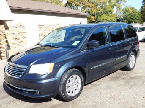 Used 2014 Chrysler Town & Country Touring image 4