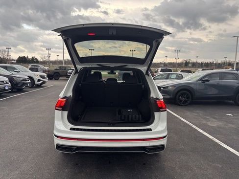 Certified 2024 Volkswagen Tiguan SE R-Line AWD/4WD image 34