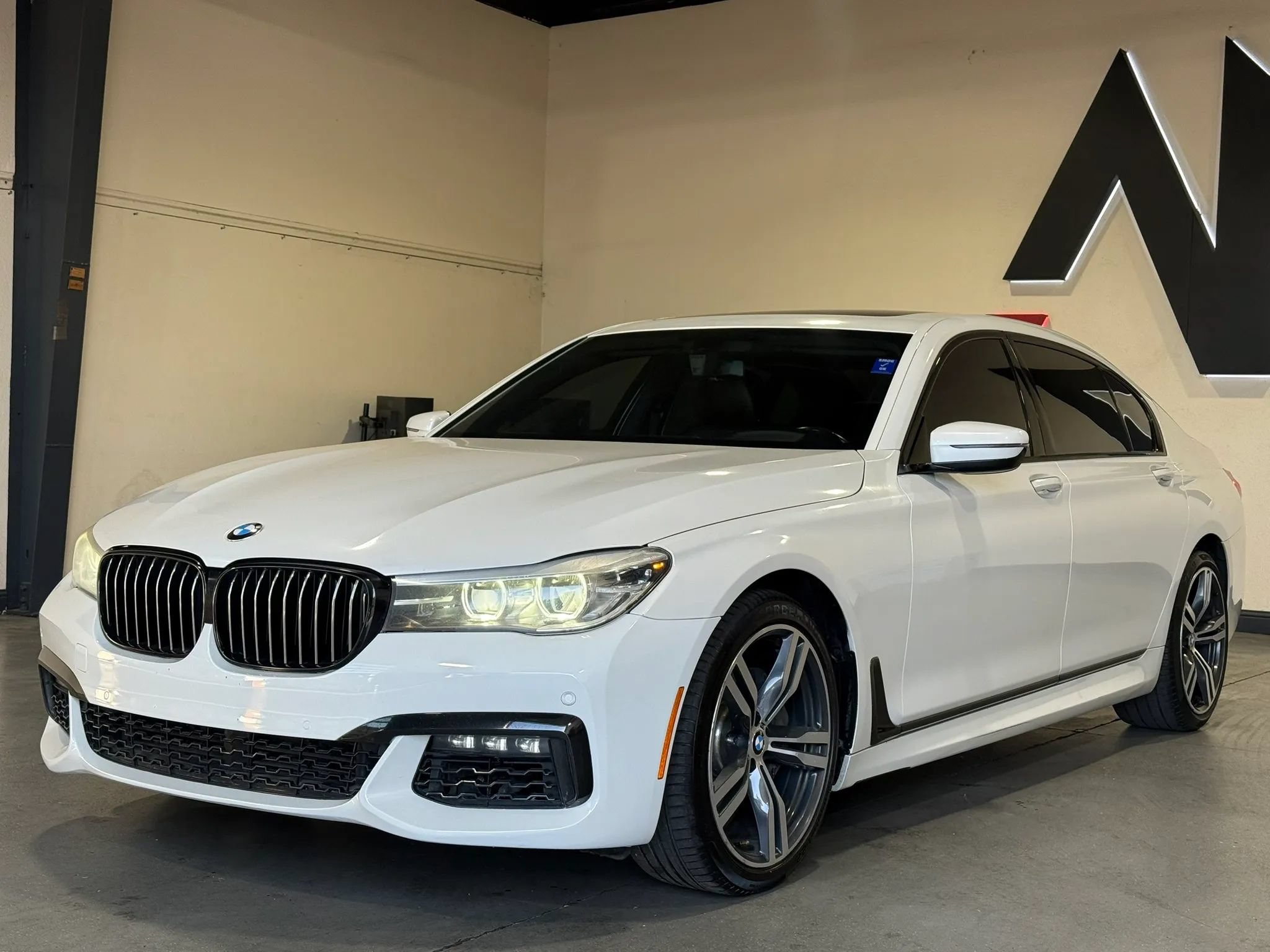 Used 2016 BMW 740i RWD image 1