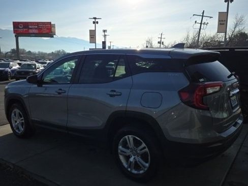 Used 2024 GMC Terrain SLE image 3