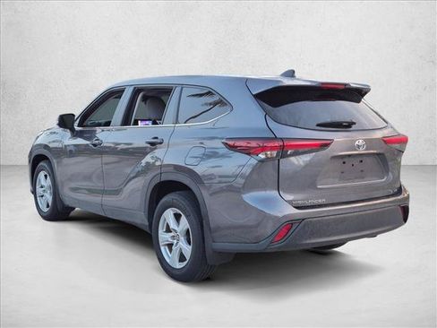 Used 2024 Toyota Highlander LE FWD image 7