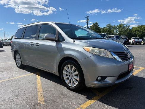 Used 2013 Toyota Sienna XLE AWD/4WD image 4