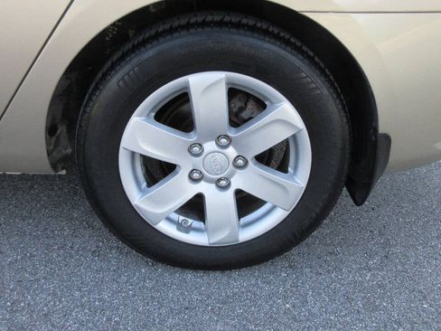 Used 2008 Kia Rondo LX FWD image 39