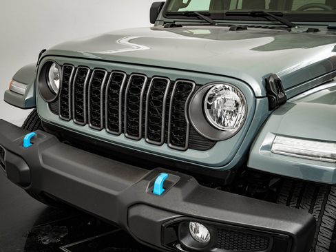 Used 2024 Jeep Wrangler Unlimited w/ Convenience Group image 3