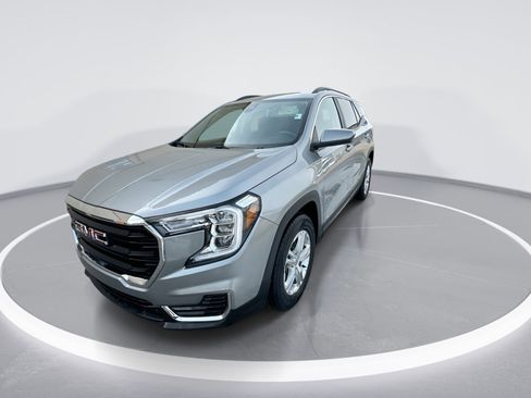 Used 2023 GMC Terrain SLE w/ Driver Convenience Package image 4