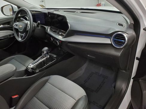 Used 2025 Chevrolet Trax LT w/ LT Convenience Package FWD image 12