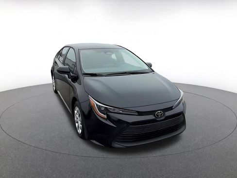 Used 2025 Toyota Corolla LE image 3