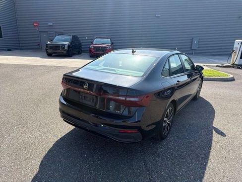 Used 2025 Volkswagen Jetta SE FWD image 9